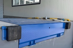 移動式液壓叉車集裝箱裝車平臺介紹